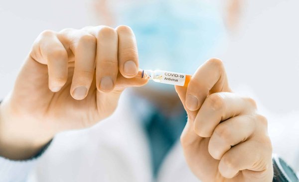 Comment les ajustements ergonomiques au poste de travail peuvent-ils prévenir les lésions de la coiffe des rotateurs chez les employés?